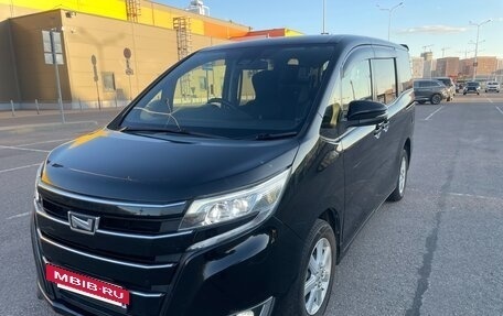 Toyota Noah III, 2017 год, 1 960 000 рублей, 2 фотография