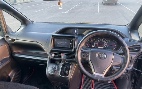 Toyota Noah III, 2017 год, 1 960 000 рублей, 5 фотография