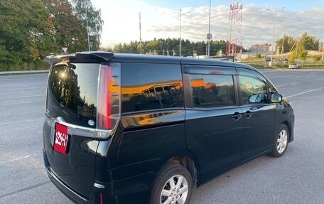 Toyota Noah III, 2017 год, 1 960 000 рублей, 4 фотография
