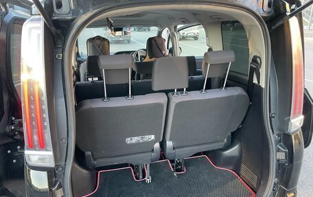 Toyota Noah III, 2017 год, 1 960 000 рублей, 11 фотография