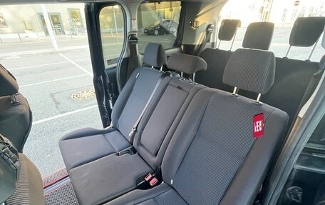 Toyota Noah III, 2017 год, 1 960 000 рублей, 12 фотография