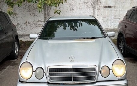 Mercedes-Benz E-Класс, 1997 год, 250 000 рублей, 1 фотография