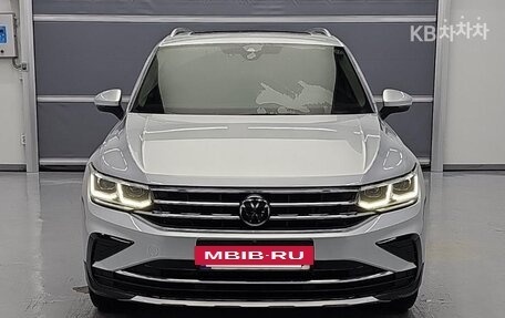 Volkswagen Tiguan II, 2023 год, 2 340 020 рублей, 2 фотография