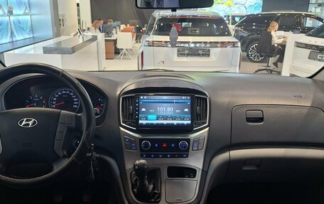 Hyundai H-1 II рестайлинг, 2015 год, 1 400 000 рублей, 17 фотография