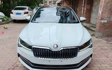 Skoda Superb III рестайлинг, 2023 год, 1 690 000 рублей, 2 фотография