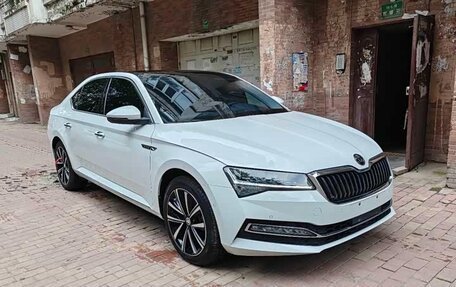 Skoda Superb III рестайлинг, 2023 год, 1 690 000 рублей, 3 фотография