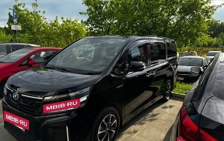Toyota Voxy III, 2018 год, 1 850 000 рублей, 3 фотография
