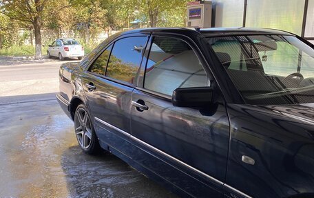Mercedes-Benz E-Класс, 1997 год, 750 000 рублей, 2 фотография