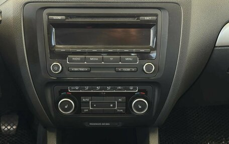 Volkswagen Jetta VI, 2011 год, 800 000 рублей, 12 фотография