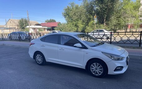 Hyundai Solaris II рестайлинг, 2018 год, 900 000 рублей, 3 фотография