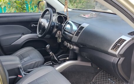 Mitsubishi Outlander III рестайлинг 3, 2008 год, 900 000 рублей, 9 фотография