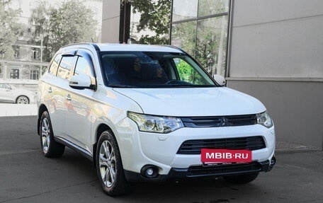 Mitsubishi Outlander III рестайлинг 3, 2013 год, 1 420 000 рублей, 3 фотография