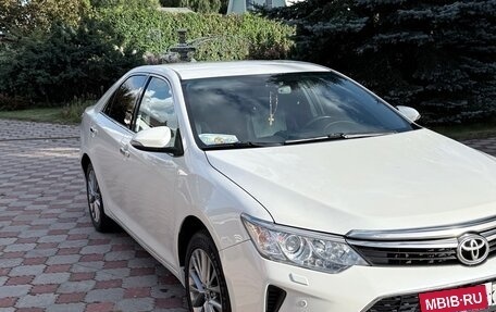 Toyota Camry, 2017 год, 1 990 000 рублей, 6 фотография