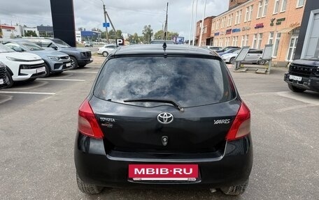 Toyota Yaris III рестайлинг, 2006 год, 398 000 рублей, 7 фотография