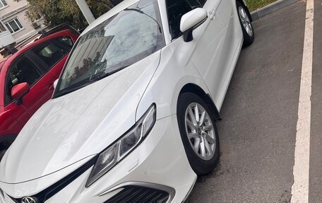 Toyota Camry, 2021 год, 3 260 000 рублей, 4 фотография