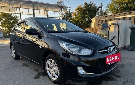 Hyundai Solaris II рестайлинг, 2013 год, 880 000 рублей, 3 фотография