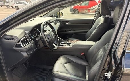 Toyota Camry, 2019 год, 3 300 000 рублей, 6 фотография