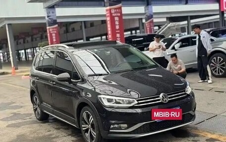 Volkswagen Touran III, 2019 год, 1 725 000 рублей, 10 фотография