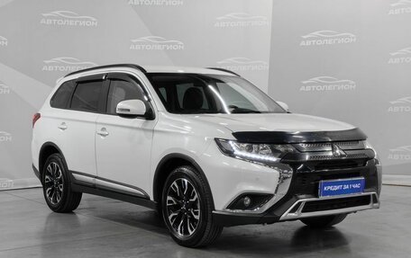 Mitsubishi Outlander III рестайлинг 3, 2021 год, 2 250 000 рублей, 7 фотография