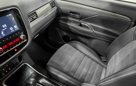 Mitsubishi Outlander III рестайлинг 3, 2021 год, 2 250 000 рублей, 13 фотография