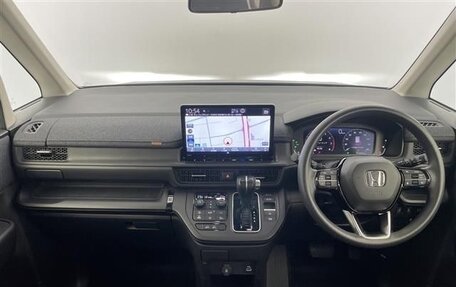 Honda Stepwgn, 2023 год, 2 300 000 рублей, 3 фотография