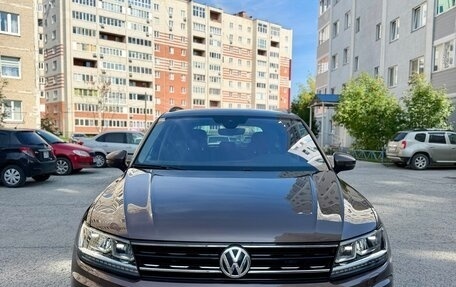 Volkswagen Tiguan II, 2019 год, 2 200 000 рублей, 2 фотография