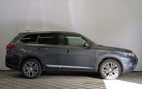 Mitsubishi Outlander III рестайлинг 3, 2018 год, 1 950 000 рублей, 4 фотография