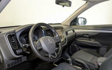Mitsubishi Outlander III рестайлинг 3, 2018 год, 1 950 000 рублей, 15 фотография