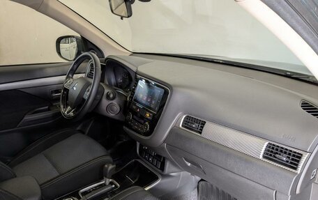 Mitsubishi Outlander III рестайлинг 3, 2018 год, 1 950 000 рублей, 10 фотография