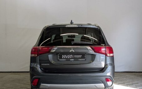 Mitsubishi Outlander III рестайлинг 3, 2018 год, 1 950 000 рублей, 6 фотография