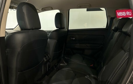 Mitsubishi Outlander III рестайлинг 3, 2021 год, 2 049 000 рублей, 13 фотография