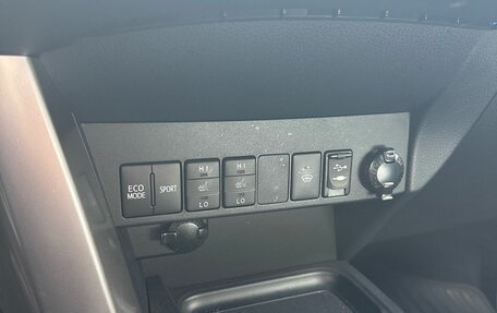 Toyota RAV4, 2017 год, 3 200 000 рублей, 10 фотография