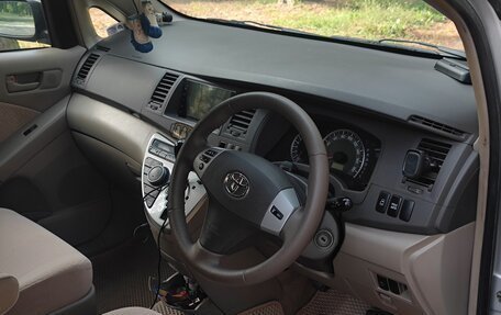Toyota ISis I, 2005 год, 850 000 рублей, 6 фотография