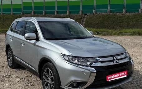 Mitsubishi Outlander III рестайлинг 3, 2017 год, 2 000 000 рублей, 2 фотография