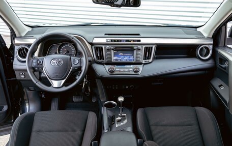 Toyota RAV4, 2018 год, 1 895 000 рублей, 15 фотография