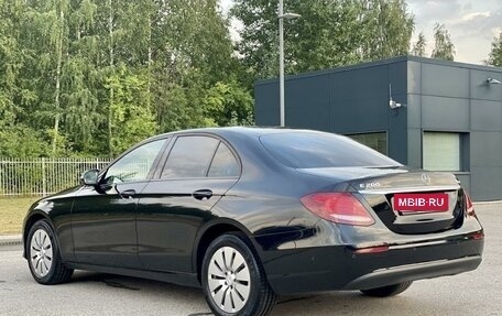 Mercedes-Benz E-Класс, 2019 год, 3 000 000 рублей, 4 фотография