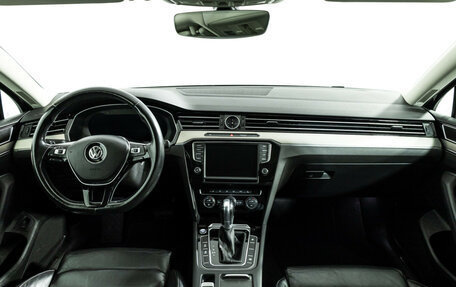 Volkswagen Passat B8 рестайлинг, 2017 год, 1 849 700 рублей, 13 фотография