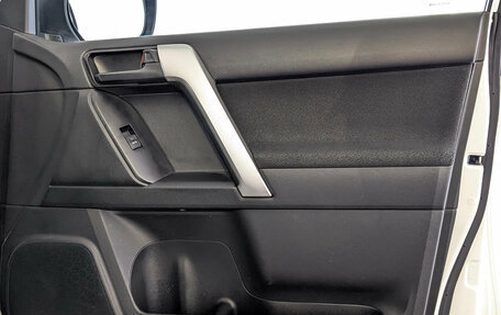 Toyota Land Cruiser Prado 150 рестайлинг 2, 2021 год, 4 599 000 рублей, 25 фотография