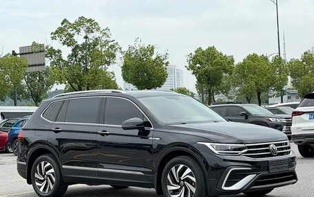 Volkswagen Tiguan II, 2023 год, 2 376 111 рублей, 2 фотография