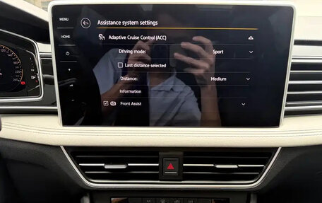 Volkswagen Tiguan II, 2023 год, 2 376 111 рублей, 8 фотография