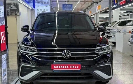 Volkswagen Tiguan II, 2022 год, 2 235 000 рублей, 2 фотография