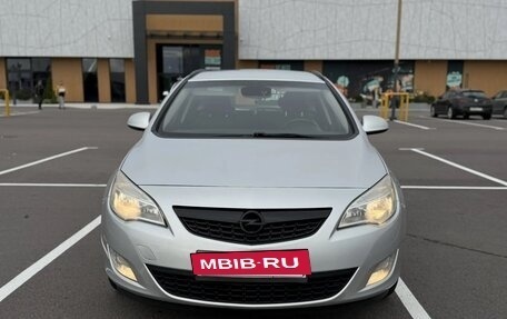 Opel Astra J, 2011 год, 585 000 рублей, 2 фотография