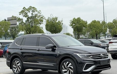 Volkswagen Tiguan II, 2023 год, 2 453 000 рублей, 2 фотография
