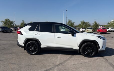 Toyota RAV4, 2021 год, 3 650 000 рублей, 2 фотография