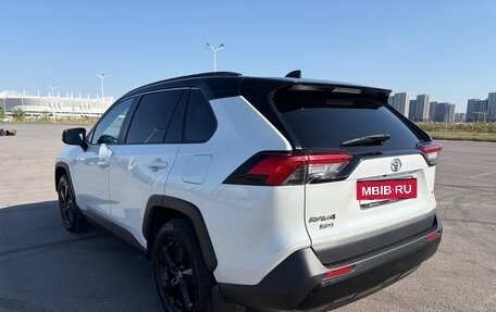 Toyota RAV4, 2021 год, 3 650 000 рублей, 6 фотография