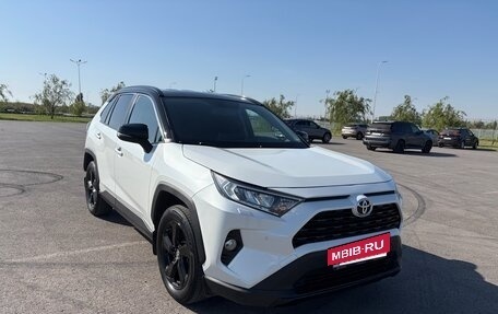 Toyota RAV4, 2021 год, 3 650 000 рублей, 9 фотография