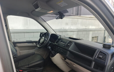 Volkswagen Caravelle T6 рестайлинг, 2015 год, 2 550 000 рублей, 5 фотография