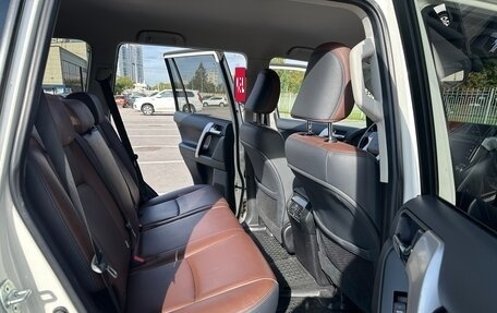 Toyota Land Cruiser Prado 150 рестайлинг 2, 2017 год, 4 000 000 рублей, 14 фотография