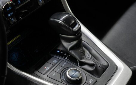 Toyota RAV4, 2020 год, 3 360 000 рублей, 10 фотография