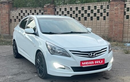 Hyundai Solaris II рестайлинг, 2015 год, 930 000 рублей, 2 фотография